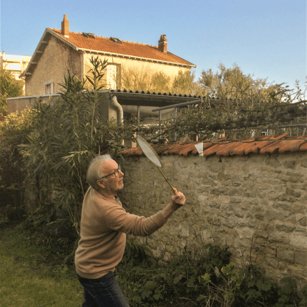 Joël joue au badminton avec son voisin